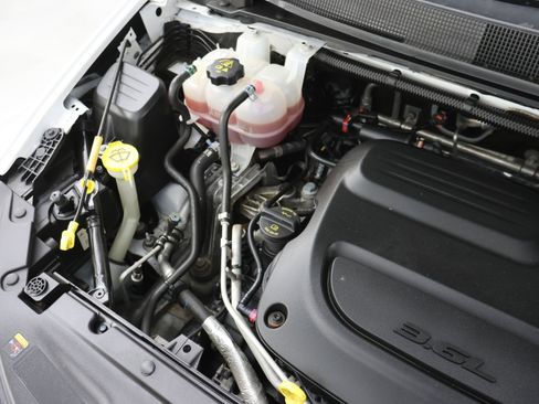 Used 2024 Chrysler Pacifica Touring-L image 19