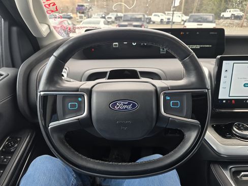 Used 2025 Ford Expedition Platinum image 22