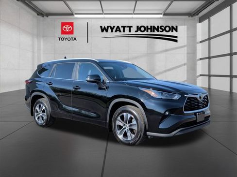 Certified 2025 Toyota Highlander XLE image 7