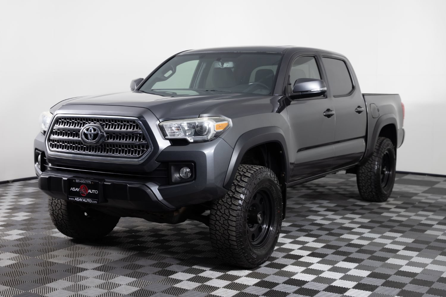 Used 2017 Toyota Tacoma TRD Off-Road w/ Premium & Technology Package AWD/4WD image 2