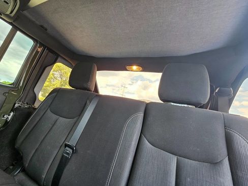 Used 2015 Jeep Wrangler Unlimited Rubicon w/ Connectivity Group AWD/4WD image 26