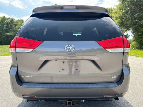 Used 2012 Toyota Sienna LE FWD image 4