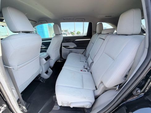 Used 2019 Toyota Highlander LE FWD image 25