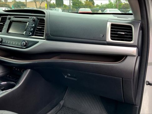 Used 2018 Toyota Highlander LE image 17