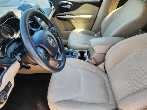 Used 2019 Jeep Cherokee Latitude w/ Popular Appearance Group AWD/4WD image 8