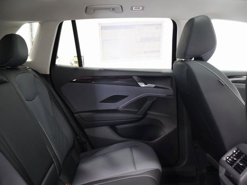 New 2025 Volkswagen Tiguan SE image 24