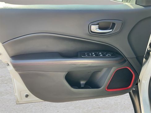 Used 2018 Jeep Compass Trailhawk image 3