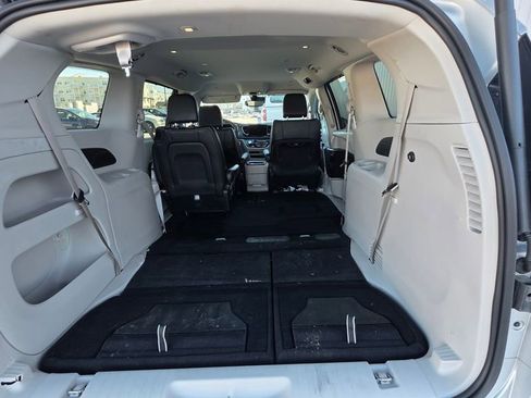 Used 2024 Chrysler Pacifica Touring-L image 13