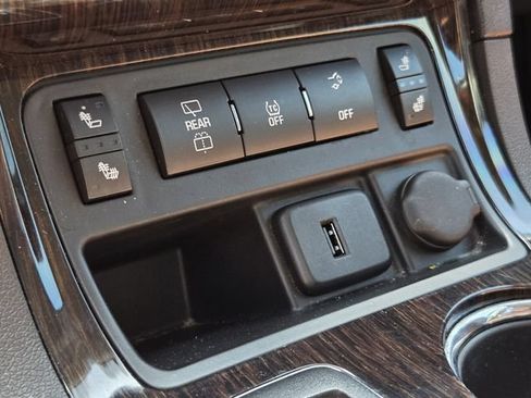 Used 2016 Chevrolet Traverse LT FWD image 23