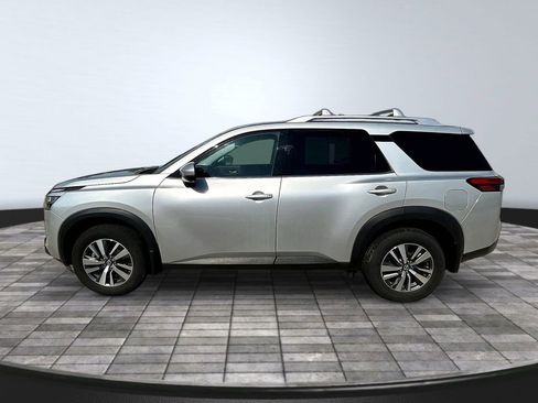 Used 2024 Nissan Pathfinder SL AWD/4WD image 4
