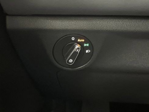 Used 2025 Volkswagen Jetta SE w/ Sunroof Package image 24