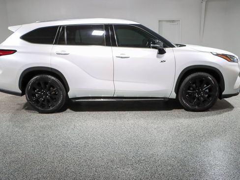 Used 2023 Toyota Highlander Platinum FWD image 6