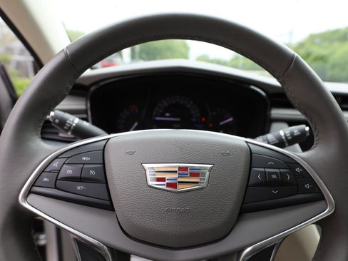 Used 2017 Cadillac XT5 Luxury w/ LPO, Wheel Lock Package FWD image 29