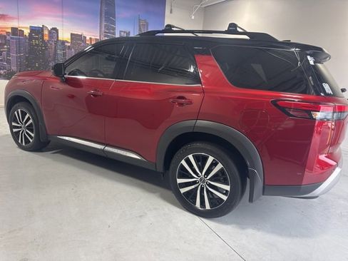 Used 2024 Nissan Pathfinder Platinum image 8