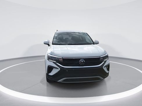 Used 2024 Volkswagen Taos SE image 3