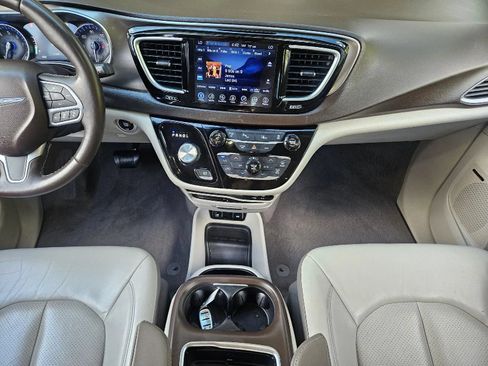 Used 2017 Chrysler Pacifica Touring-L Plus w/ Advanced Safetytec Group FWD image 14