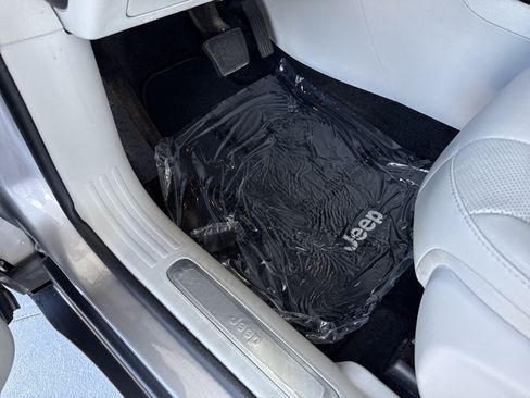 Used 2019 Jeep Cherokee Limited AWD/4WD image 16