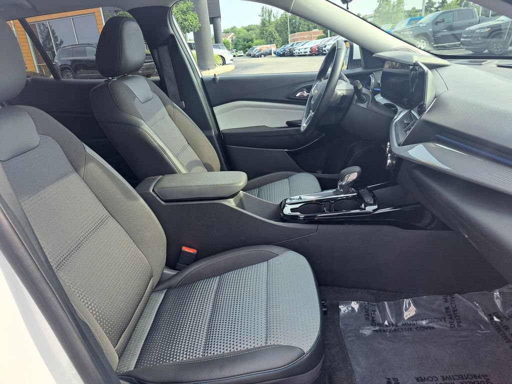 Used 2025 Chevrolet Trax LT w/ LT Convenience Package FWD image 28