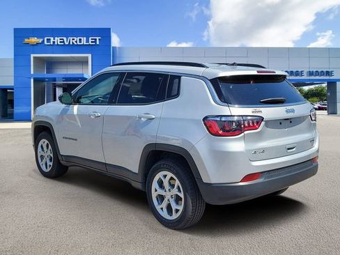 Used 2024 Jeep Compass Latitude AWD/4WD image 3