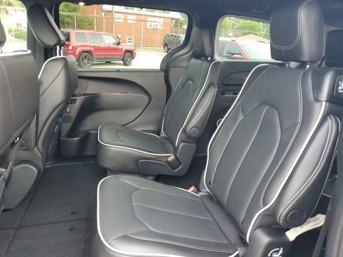Used 2026 Chrysler Pacifica Limited w/ S Appearance Package FWD image 10