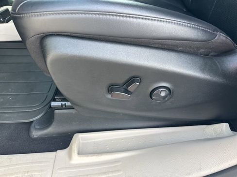 Used 2024 Chrysler Pacifica Touring-L FWD image 12
