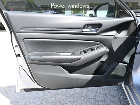 Used 2024 Nissan Altima 2.5 SV image 8