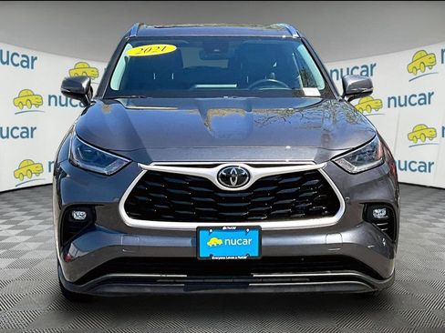 Used 2021 Toyota Highlander XLE AWD/4WD image 2