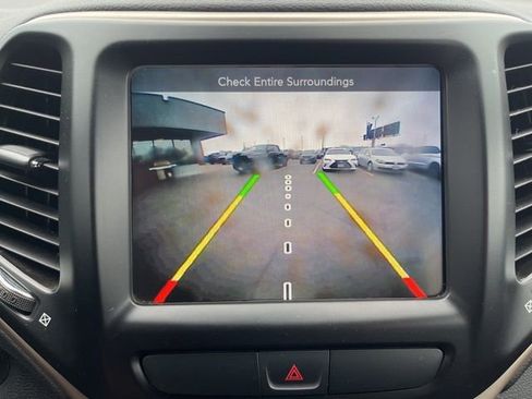 Used 2017 Jeep Cherokee Limited image 16