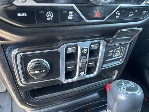 Used 2018 Jeep Wrangler Unlimited Sahara AWD/4WD image 17
