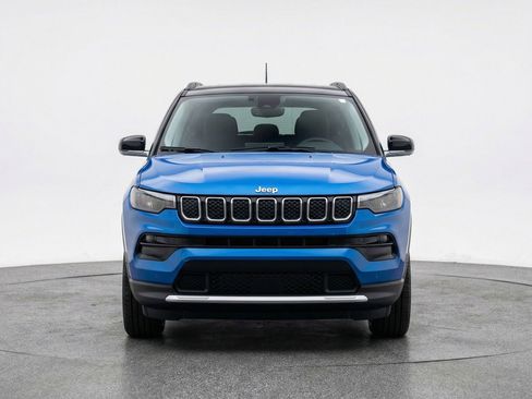 Used 2025 Jeep Compass Limited AWD/4WD image 2