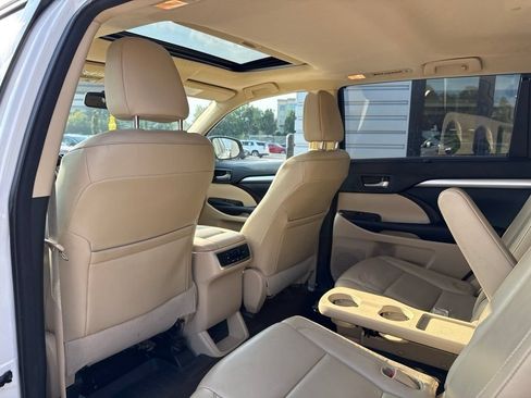 Used 2015 Toyota Highlander XLE AWD/4WD image 17