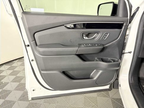 Used 2025 Honda Pilot EX-L image 8