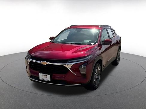 Used 2025 Chevrolet Trax LT w/ LT Convenience Package FWD image 3