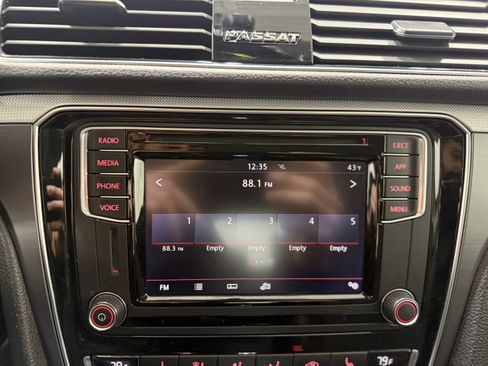 Used 2018 Volkswagen Passat 2.0T R-Line image 16