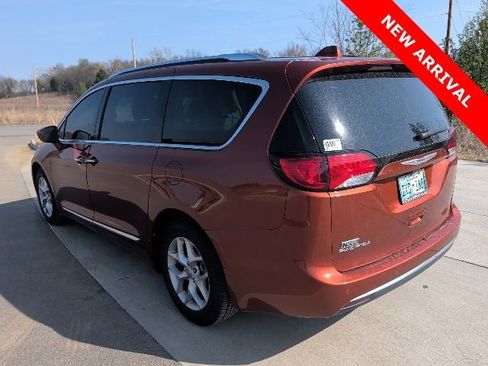 Used 2018 Chrysler Pacifica Touring-L Plus w/ Tire & Wheel Group image 5