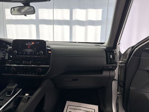 Used 2024 Nissan Pathfinder SV image 12