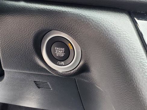 Used 2025 Chrysler Pacifica Select image 14