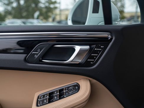 Certified 2026 Porsche Macan AWD/4WD image 17