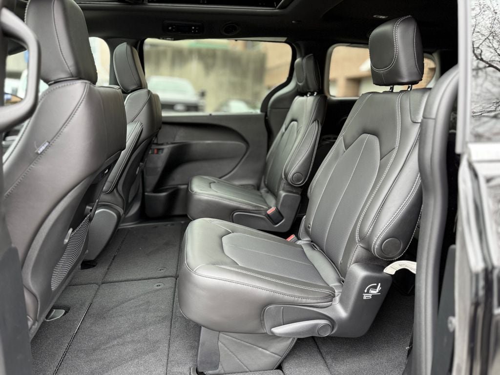 New 2026 Chrysler Pacifica Select AWD/4WD image 13