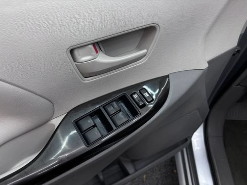 Used 2014 Toyota Sienna LE FWD image 19