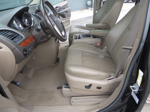 Used 2015 Chrysler Town & Country Touring w/ Driver Convenience Group image 13