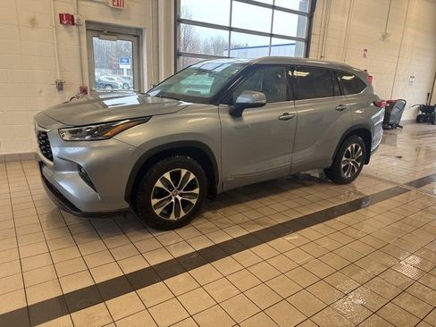 Used 2021 Toyota Highlander XLE image 2
