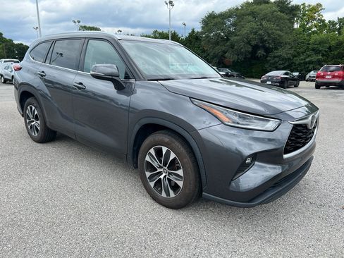Used 2021 Toyota Highlander XLE FWD image 2