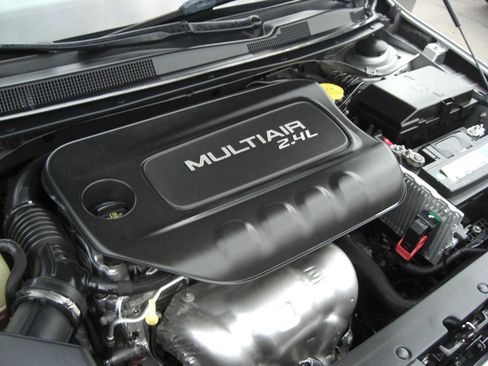 Used 2015 Chrysler 200 Limited image 22