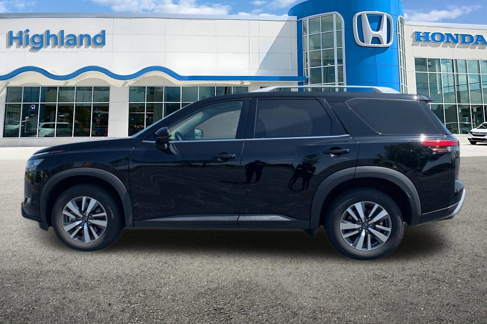 Used 2025 Nissan Pathfinder SL AWD/4WD image 2