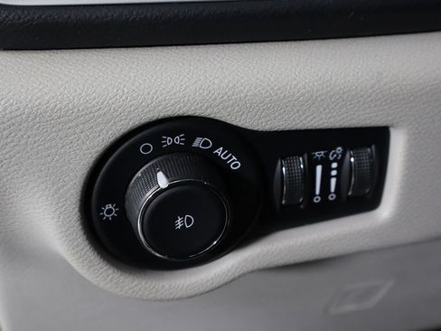 Used 2023 Chrysler Pacifica Touring-L FWD image 24