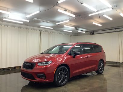 New 2026 Chrysler Pacifica Select