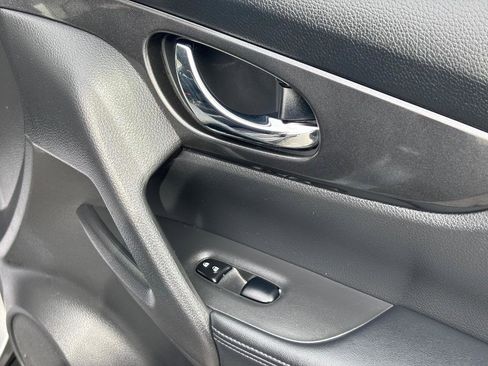 Used 2017 Nissan Rogue S image 31