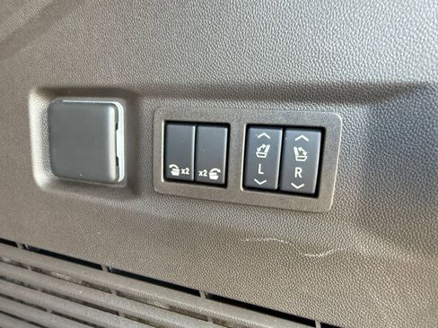 Used 2024 GMC Yukon SLT w/ SLT Premium Package AWD/4WD image 12