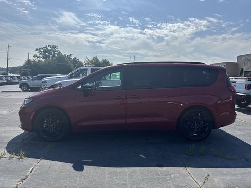 Used 2025 Chrysler Pacifica Limited FWD image 1